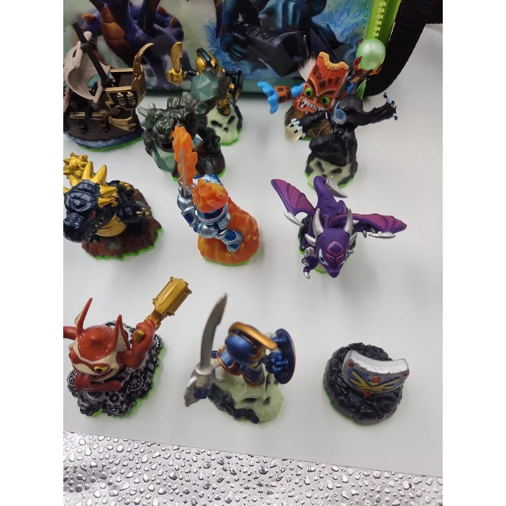 16 Skylanders Spyro's Adventure Zip Up Case